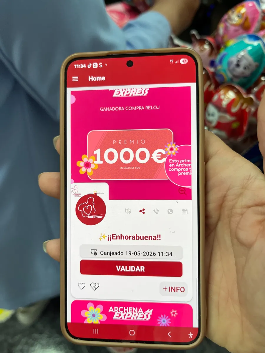 Una mano sostiene un móvil con la app de Archena Express mostrando un premio de la campaña marcado como canjeado.