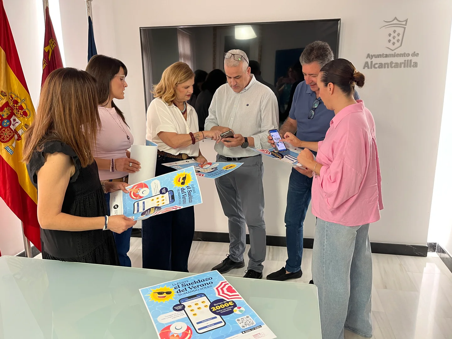 Presentación de una campaña de Alcantarilla Suma con participantes y materiales de la actividad en el Ayuntamiento de Alcantarilla.